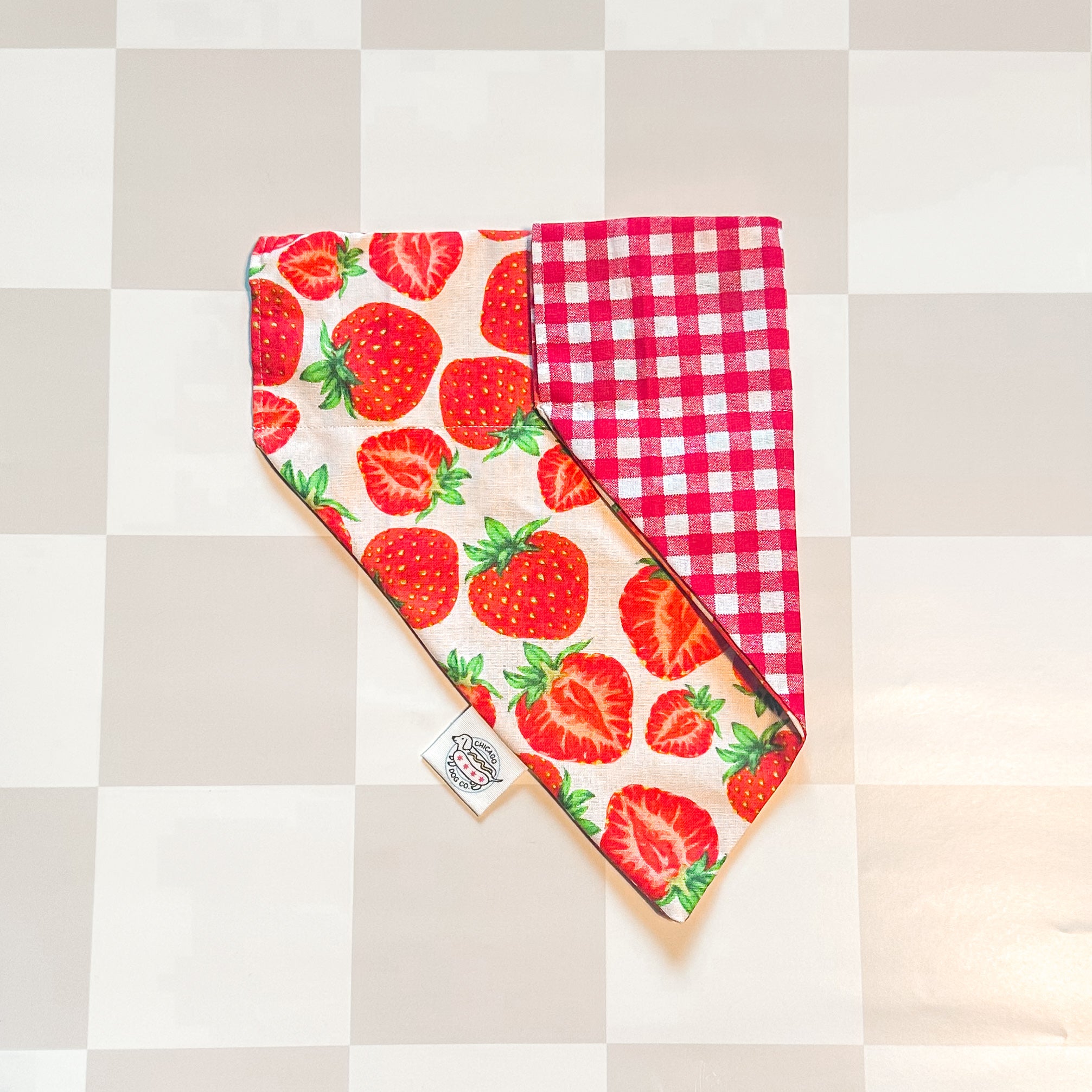 No.3260☘️ 犬猫用 バンダナ Sサイズ 花柄 ピンク ＆ レッド いちご Strawberry Picnic Spring Reversible Bandana – Chicago Dog Co.